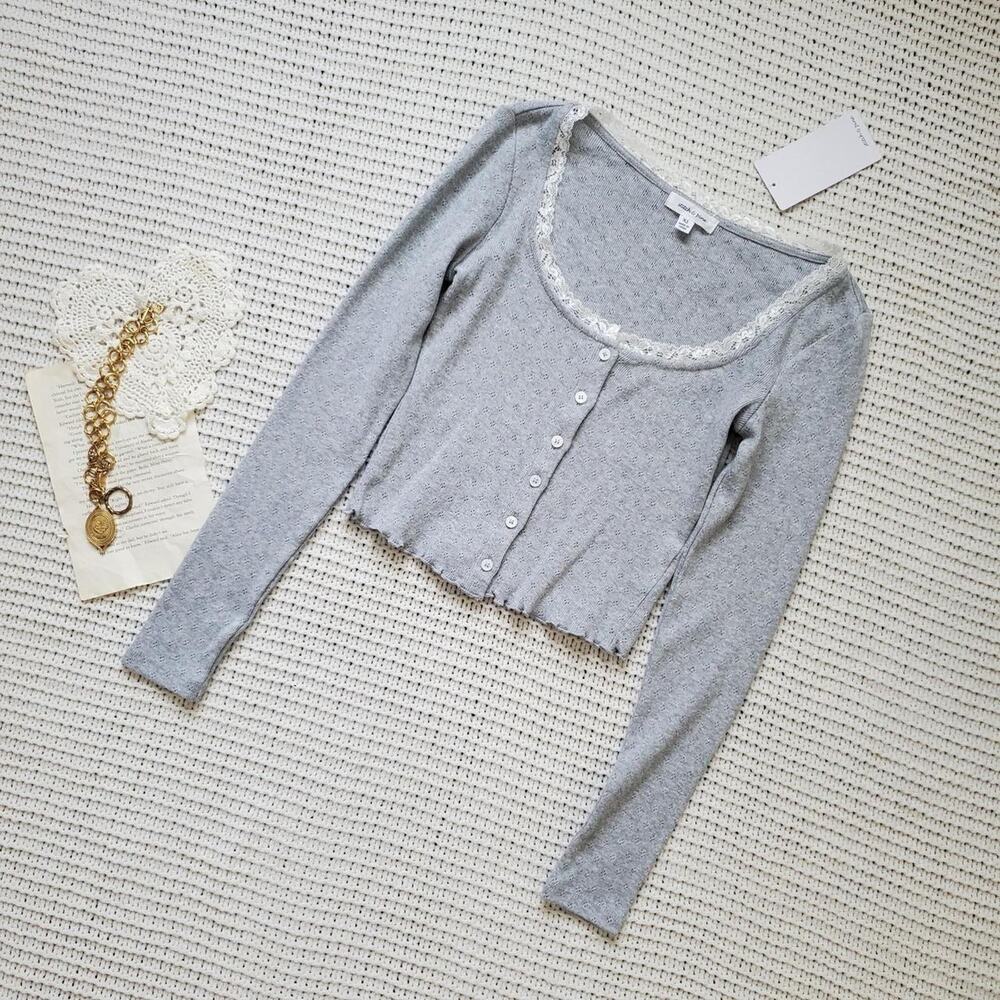 Nwt stitch and pine long sleeve grey crop top with lace details
